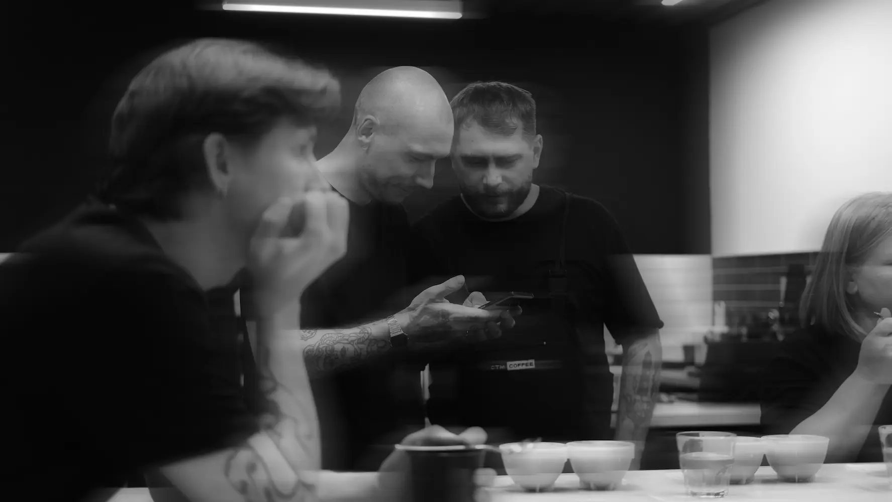 Процесс заваривания кофе методом пуровер в рамках ежедневного контроля качества и оценки вкуса.