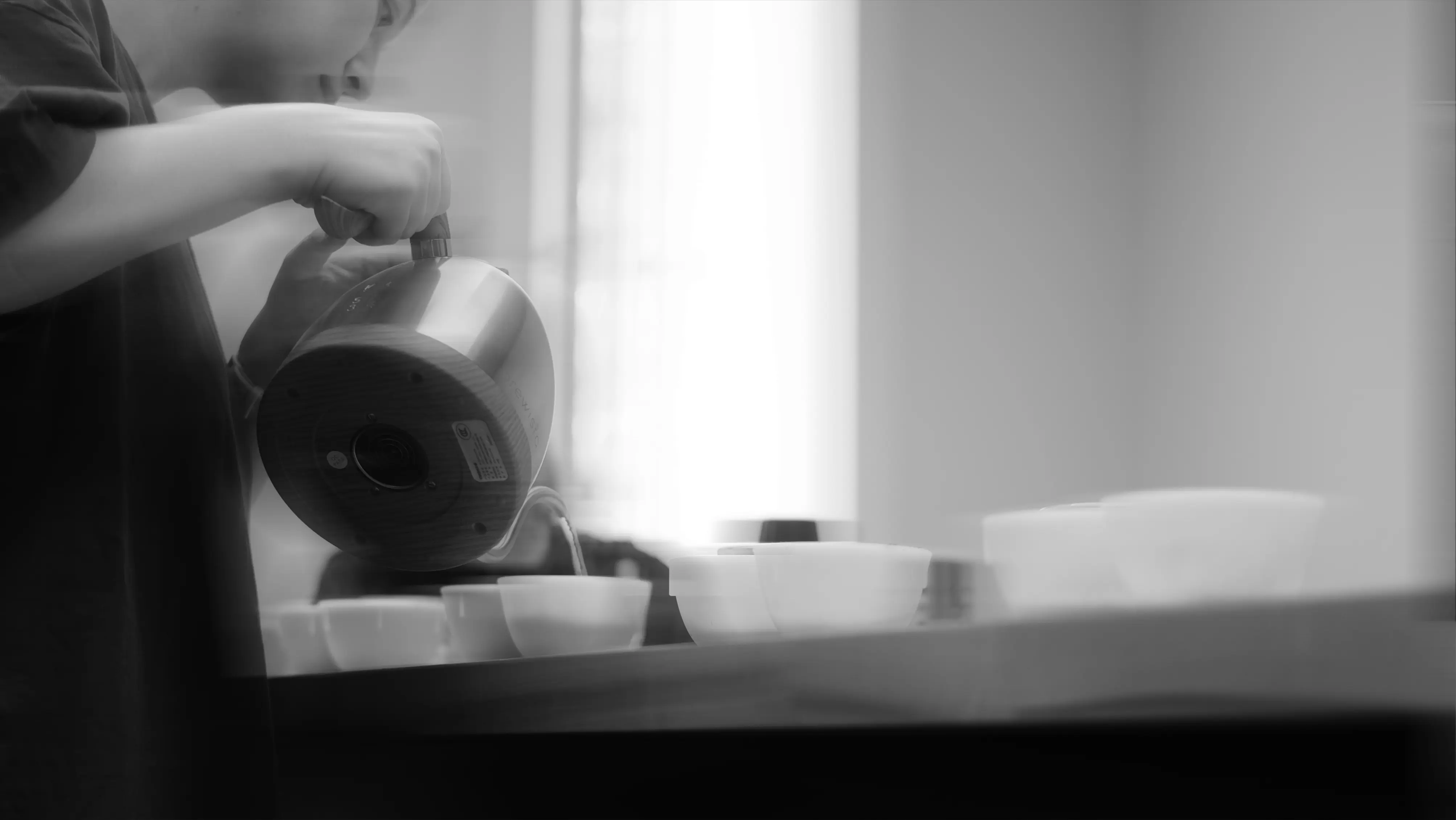 Процесс заваривания кофе методом пуровер в рамках ежедневного контроля качества и оценки вкуса.